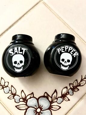 Black Skull Salt & Pepper Shakers